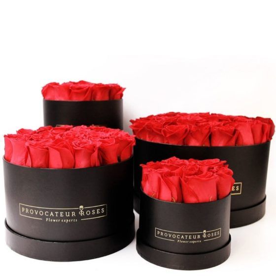 Caja negra redonda rosas frescas