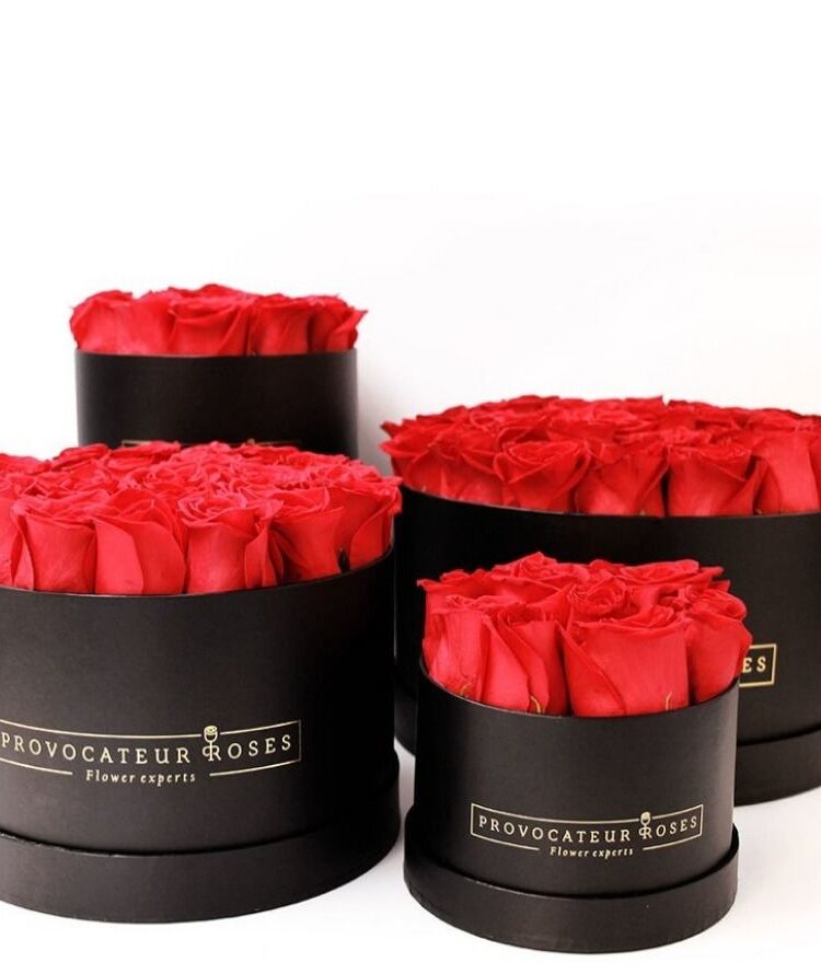Caja negra redonda rosas frescas
