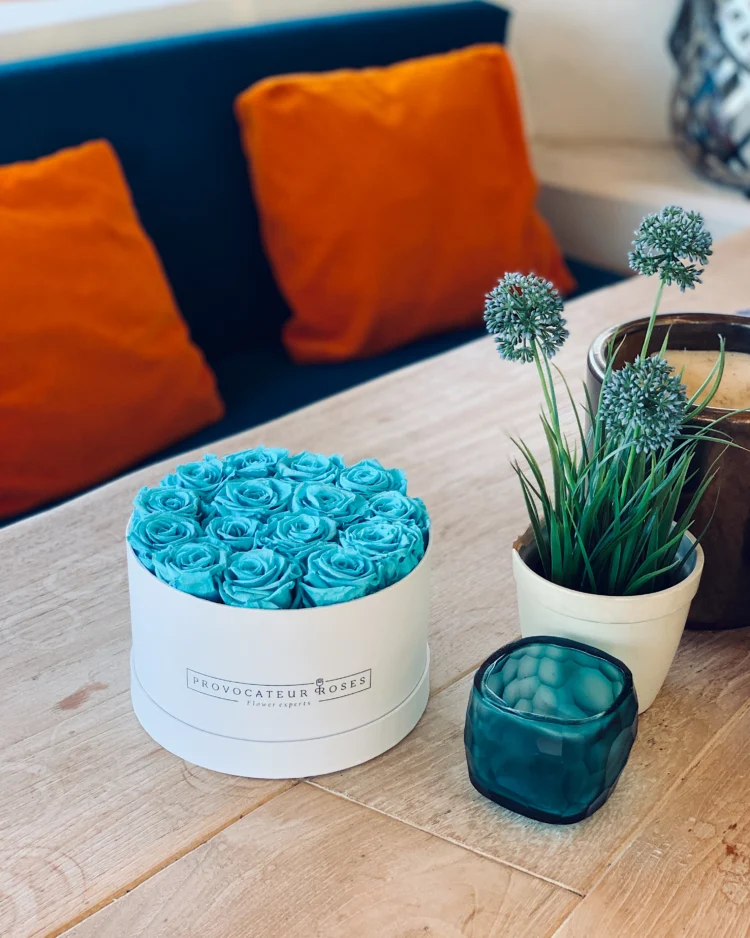 Round Box of Fresh Roses maldives blue