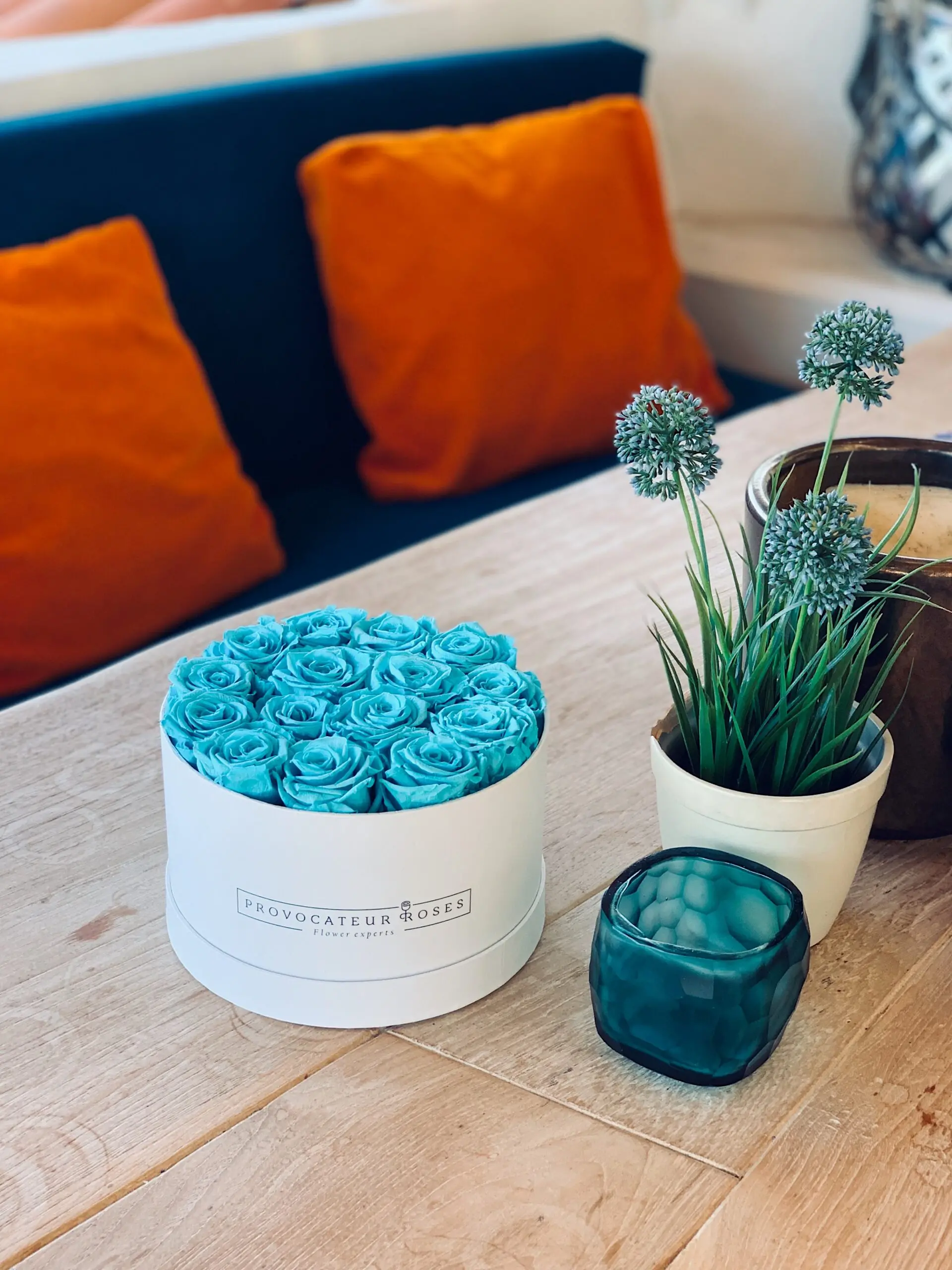 Круглая Коробка Свежих Роз Мальдивы синего цвета