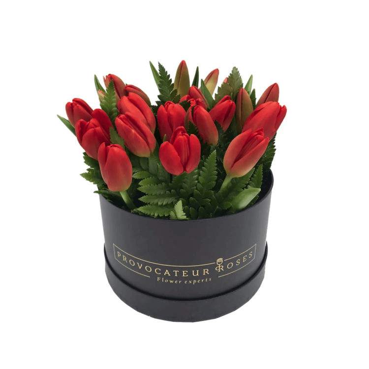 Caja de tulipanes rojos