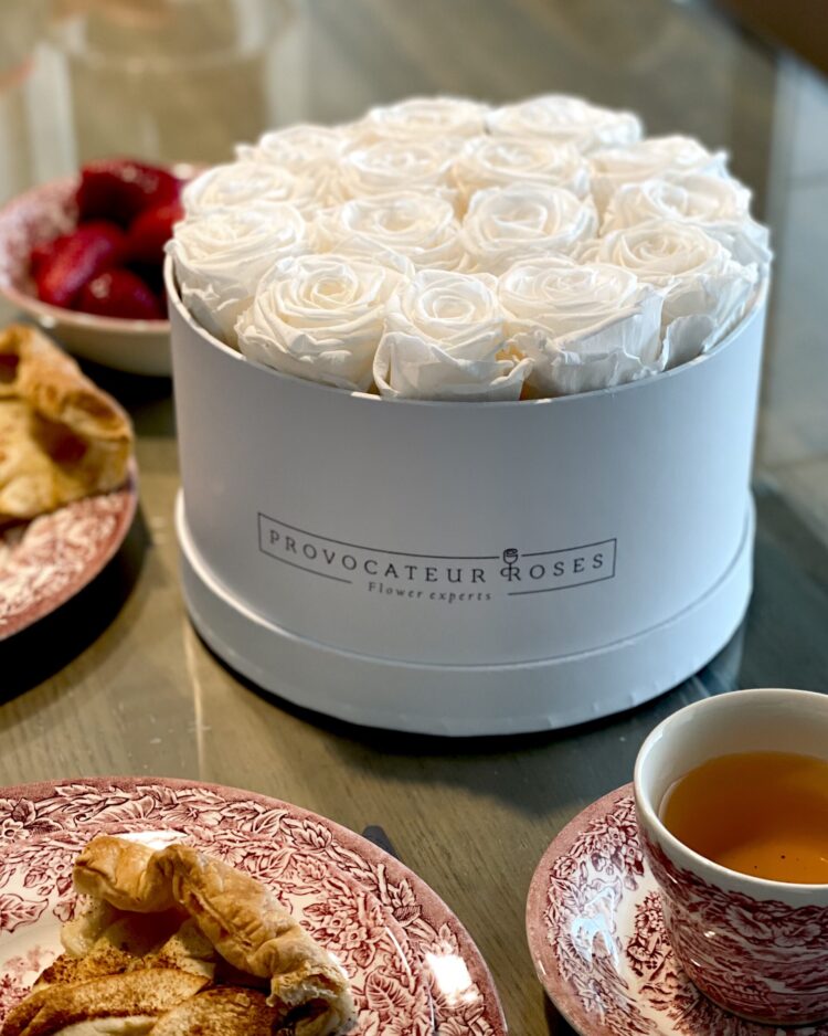 Caja Redonda de Rosas Frescas blancas