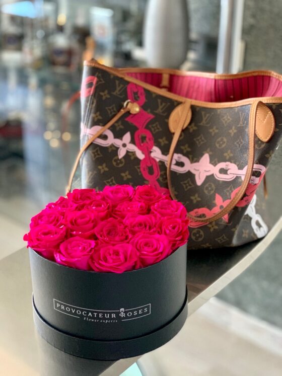 Caja de 22 cm con Rosas Preservadas Fucsias