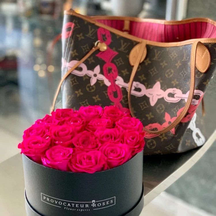 22 cm box with preserved fuchsia roses