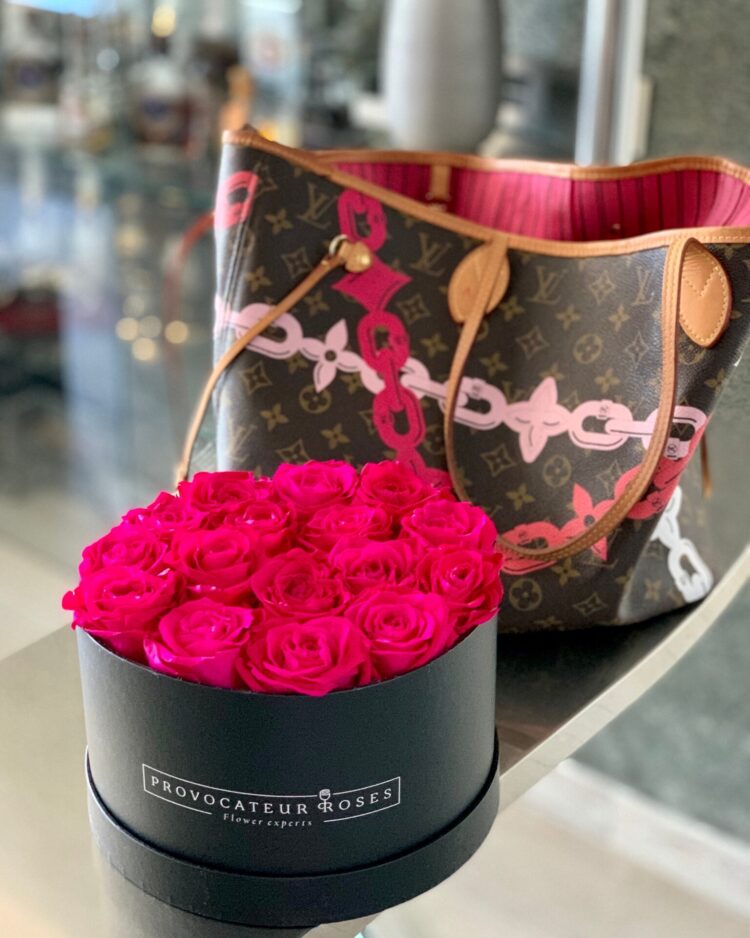 Caja de 22 cm con Rosas Preservadas Fucsias