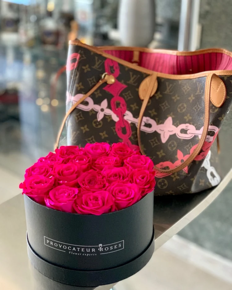 22 cm box with preserved fuchsia roses
