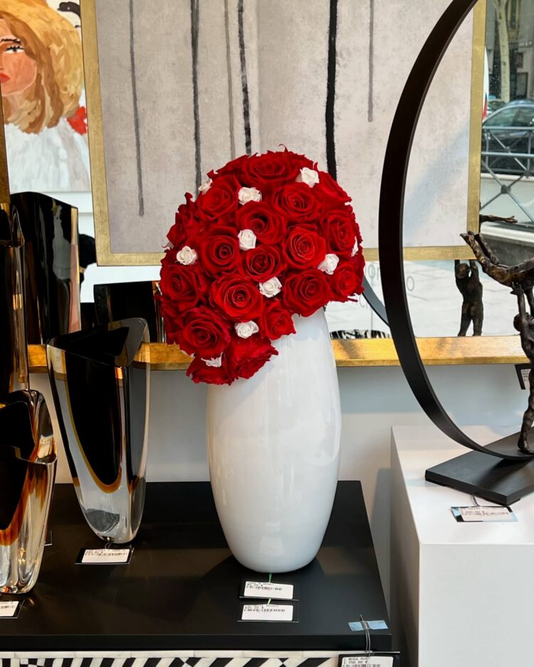 Infinite roses in vase