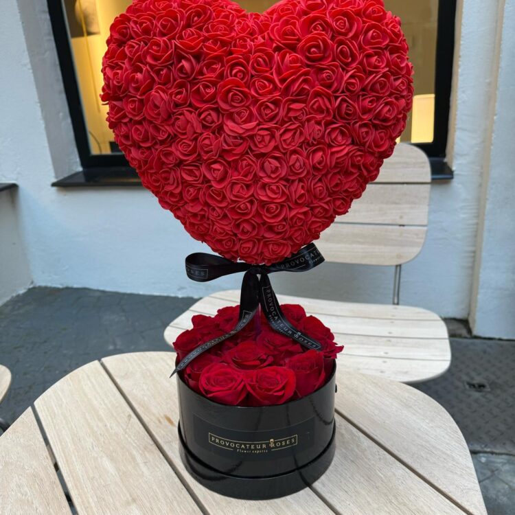 Caja redonda de rosas y corazon de foam