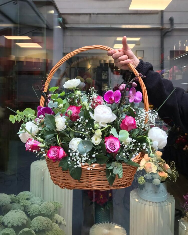 Cesta de 50 tulipanes de colores con verdes