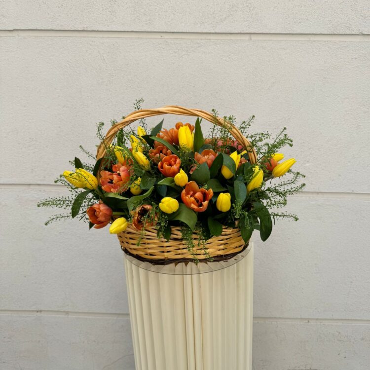 Cesta de 50 tulipanes de colores