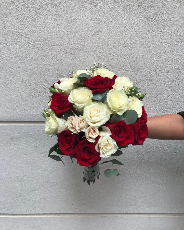 Bouquet de 15 rosas con verdes