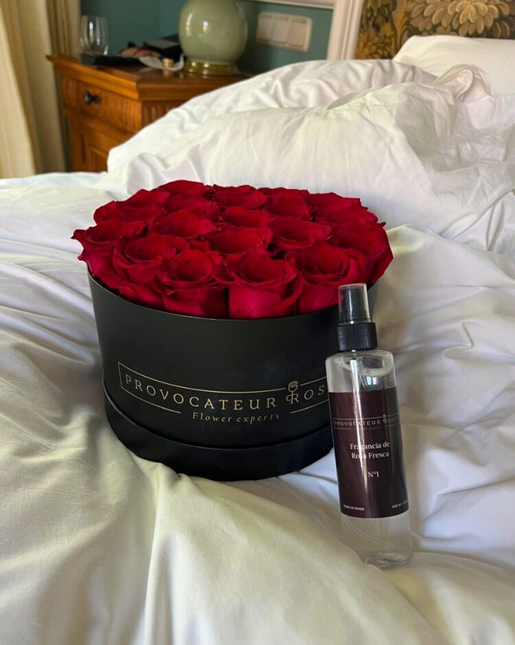 Caja redonda Rosas frescas rojas con fragancia
