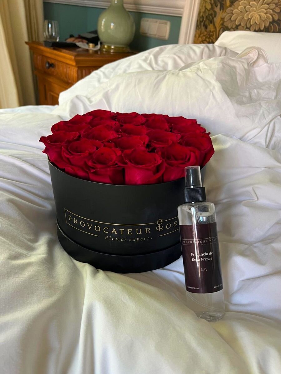 Caja redonda Rosas frescas rojas con fragancia