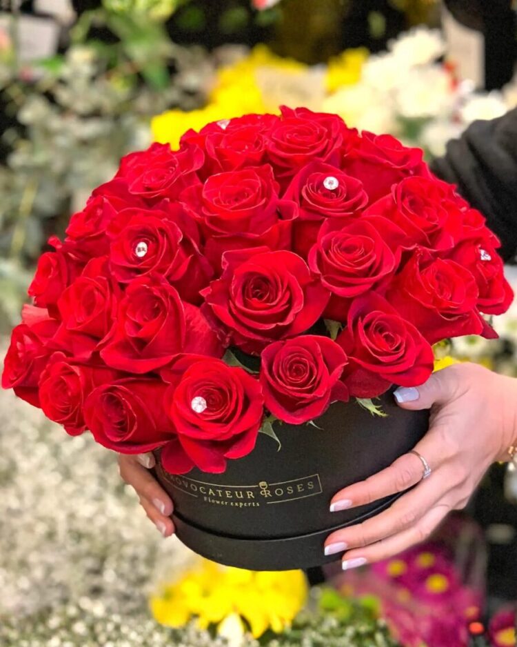 50 Red Roses Glamour Box
