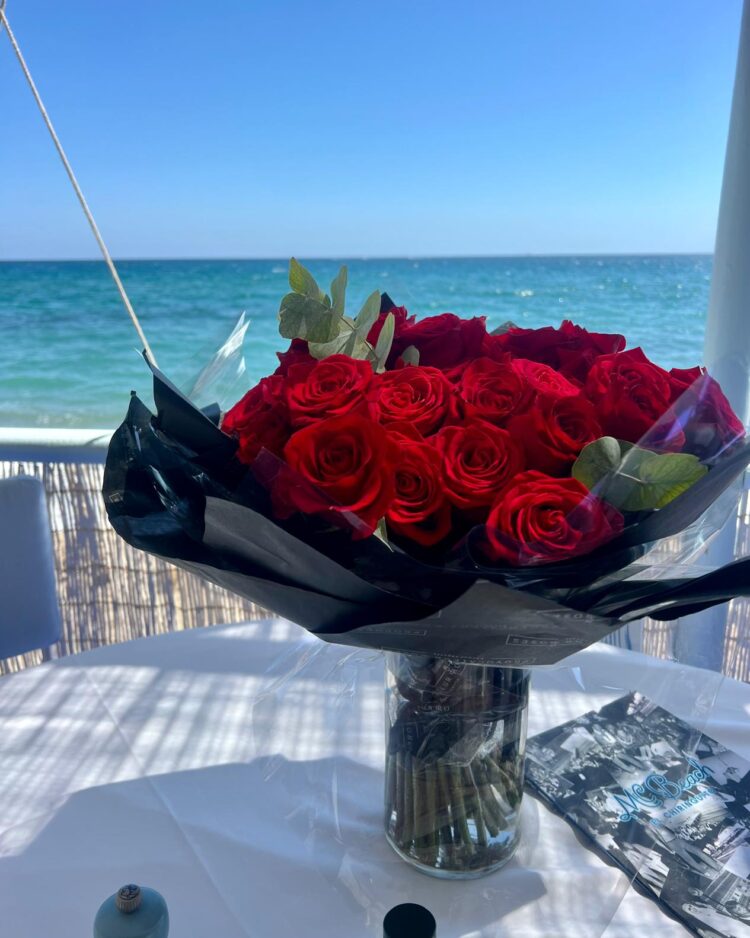 21 rosas rojas premium con verdes