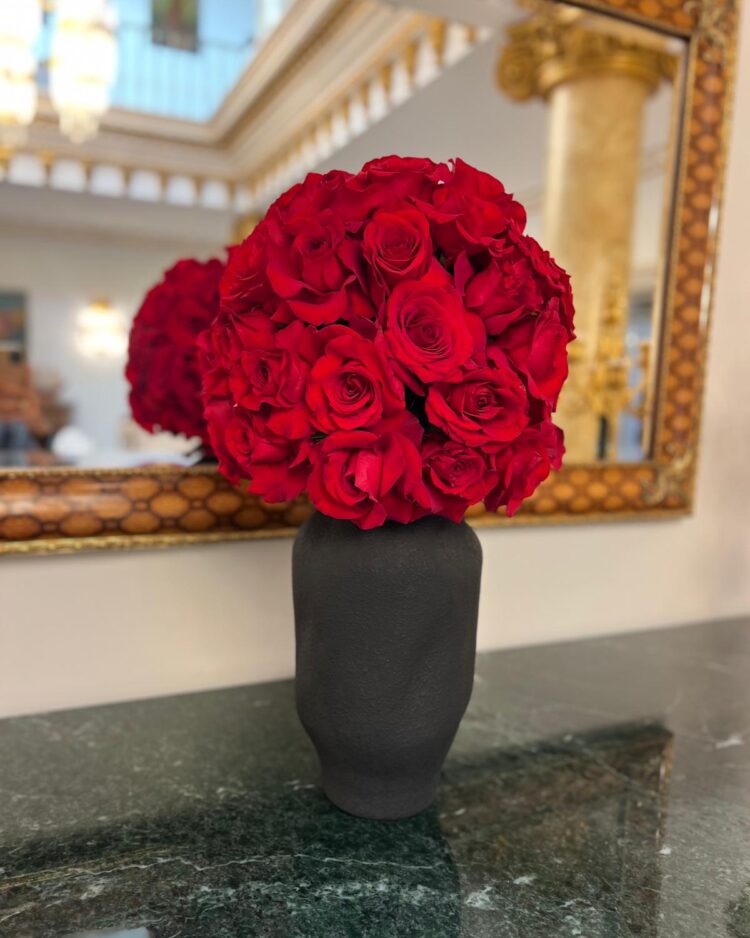 Centro de rosas con jarrón