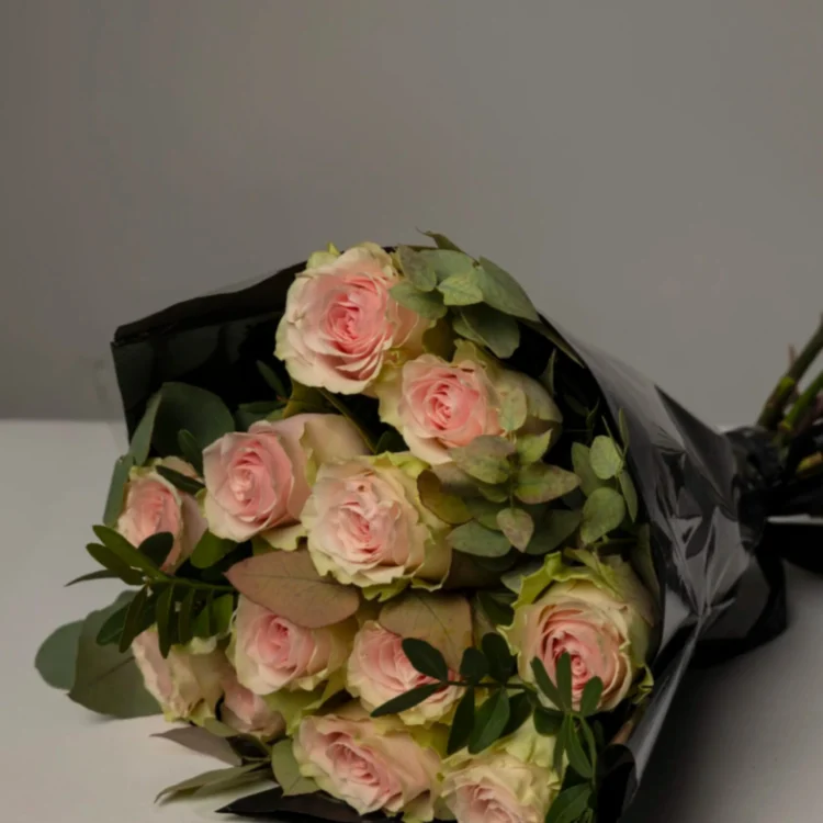 Bouquet of fresh roses Frutteto with greens