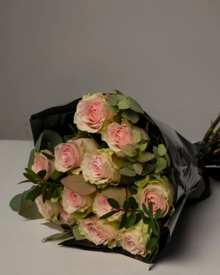 Ramo de Rosas Frescas Frutteto con Verdes