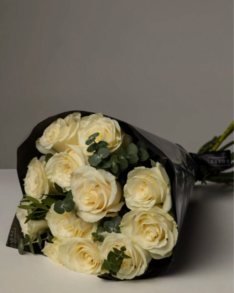 Ramo de Rosas Frescas Blancas con Verdes