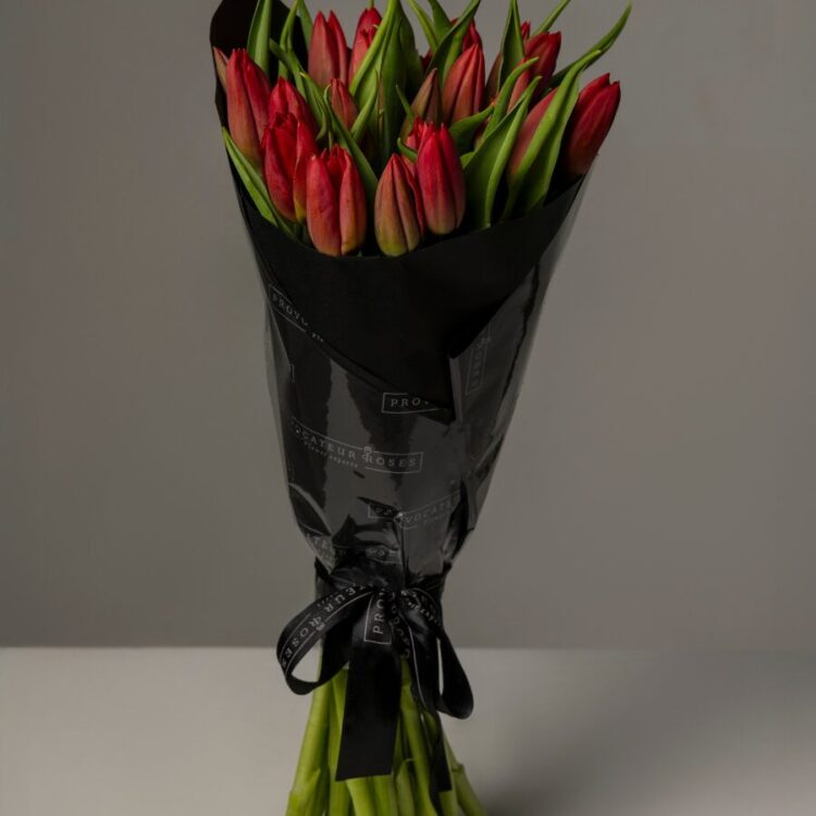 Ramo de tulipanes rojos