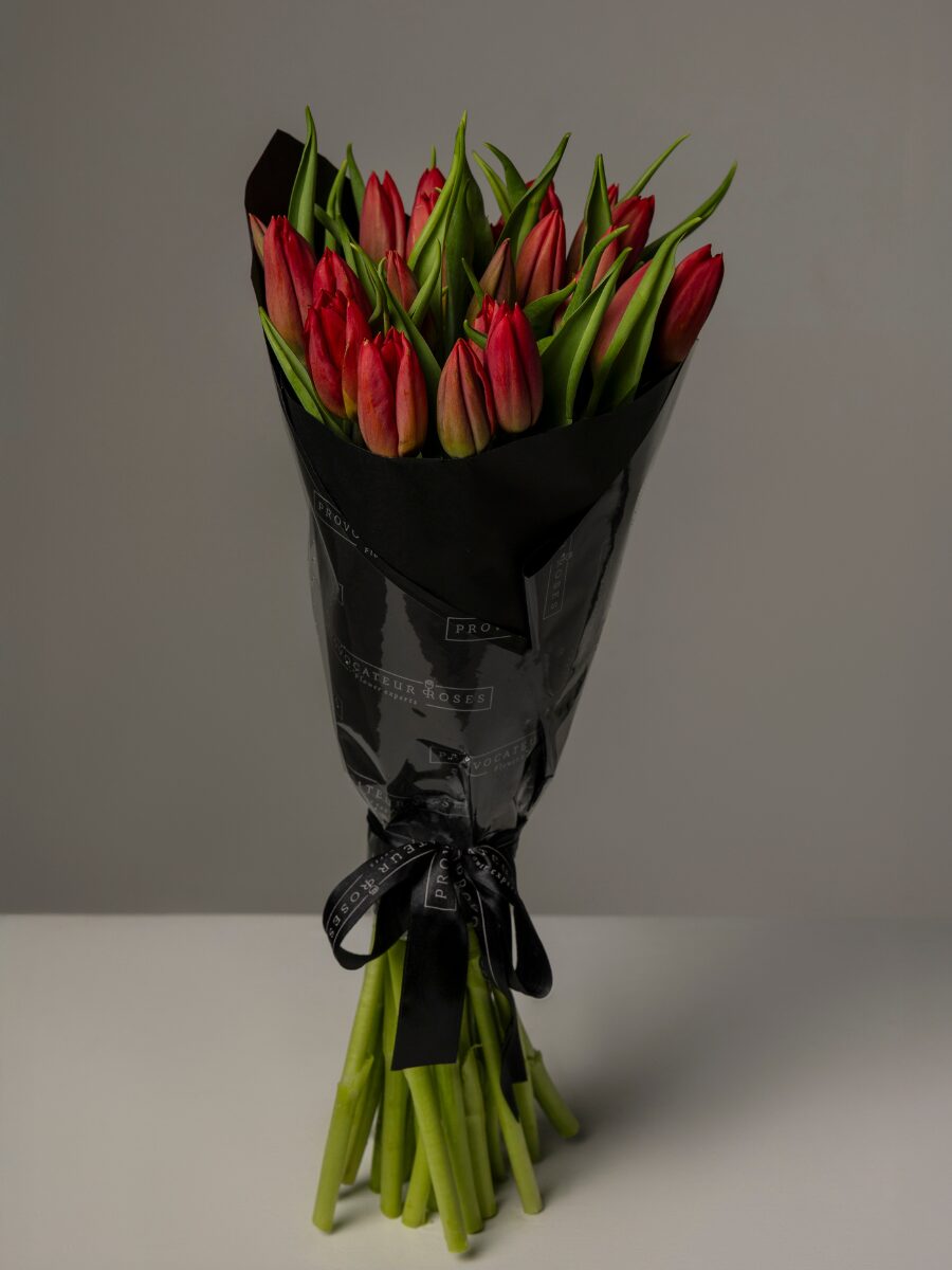 Ramo de tulipanes rojos