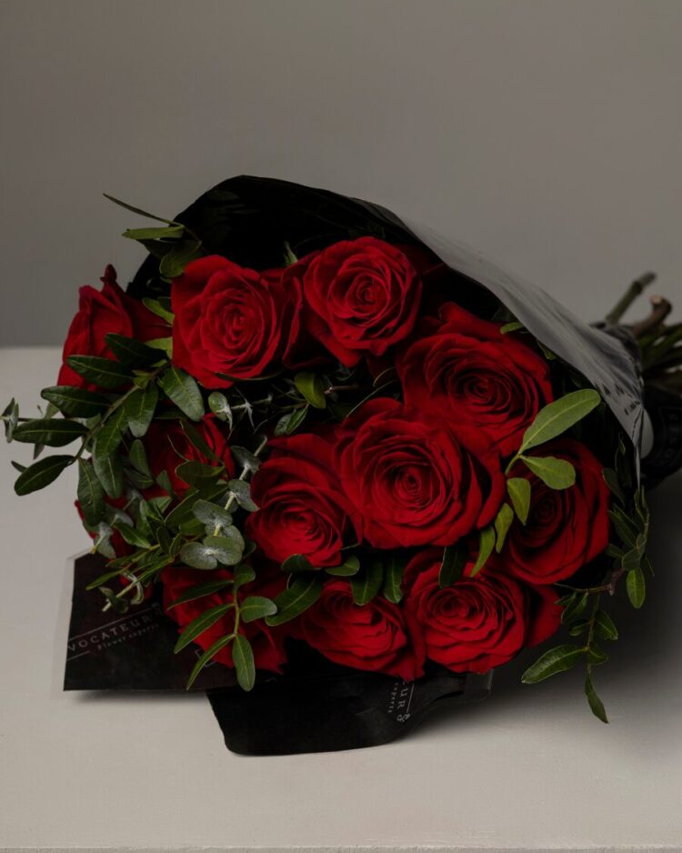 Ramo de Rosas Frescas Rojas con Verdes