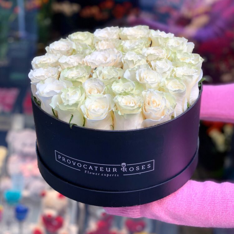 Caja redonda con 30 rosas blancas - playa blanca