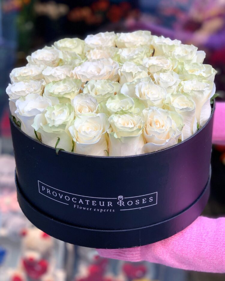 Caja redonda con 30 rosas blancas - playa blanca