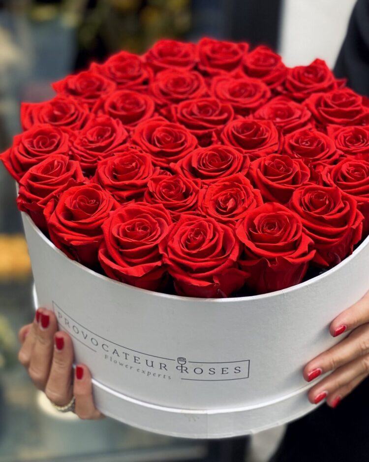 Rosas rojas eternas rojas en caja redonda 30 cm