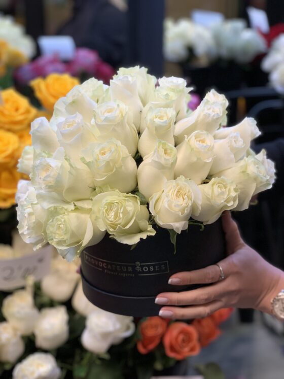 50 Rosas Blancas frescas en esfera