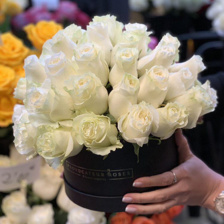 50 Rosas Blancas frescas en esfera