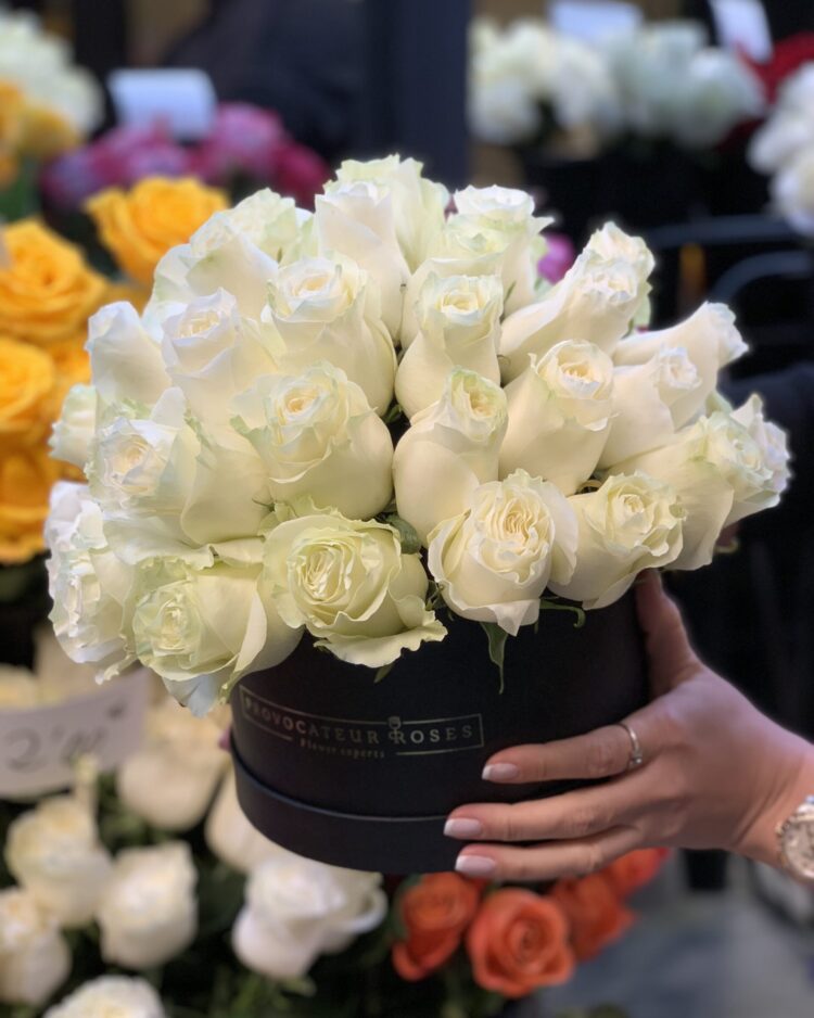 50 Rosas Blancas frescas en esfera