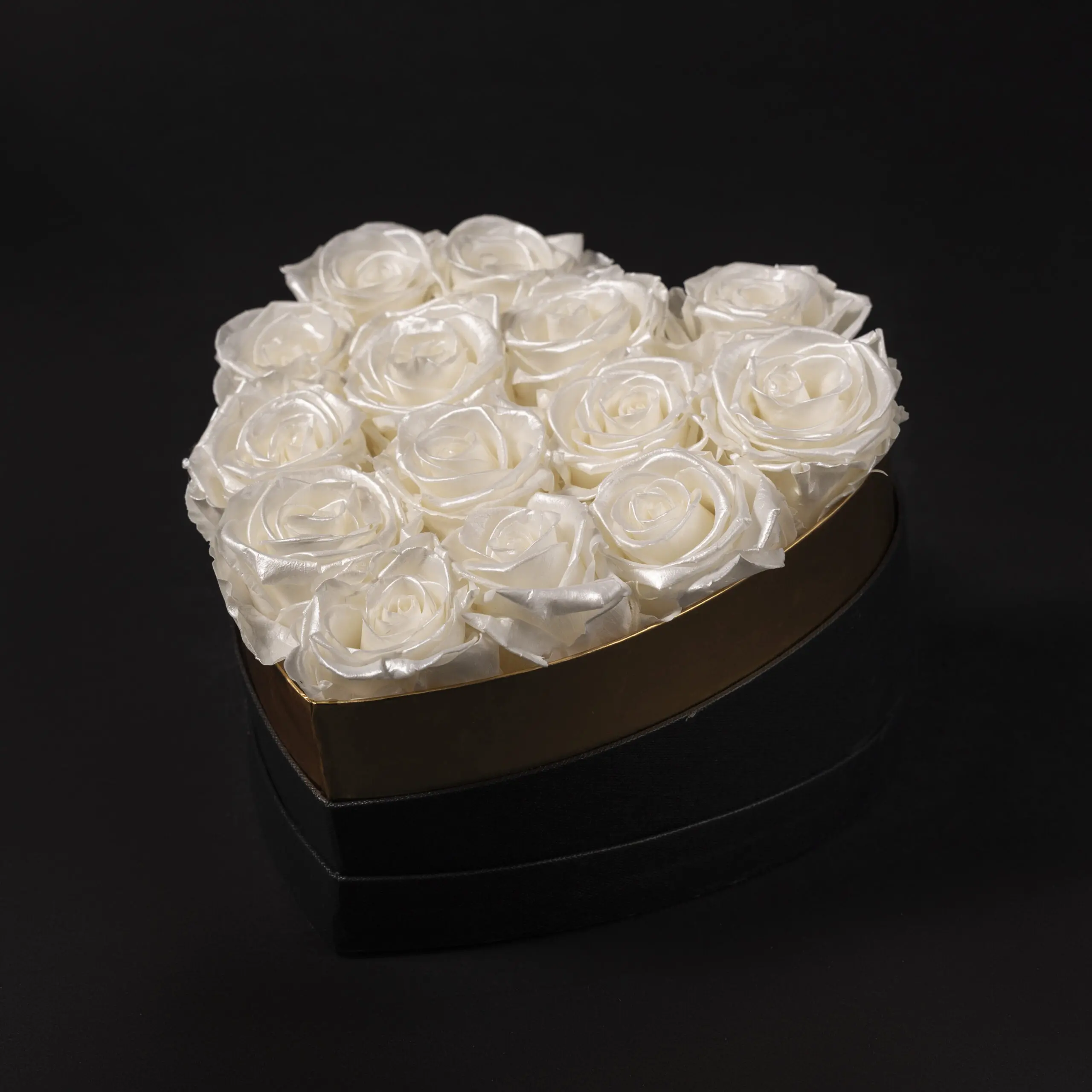 Sweet Box of Fresh Roses - White Pearl - Image 3