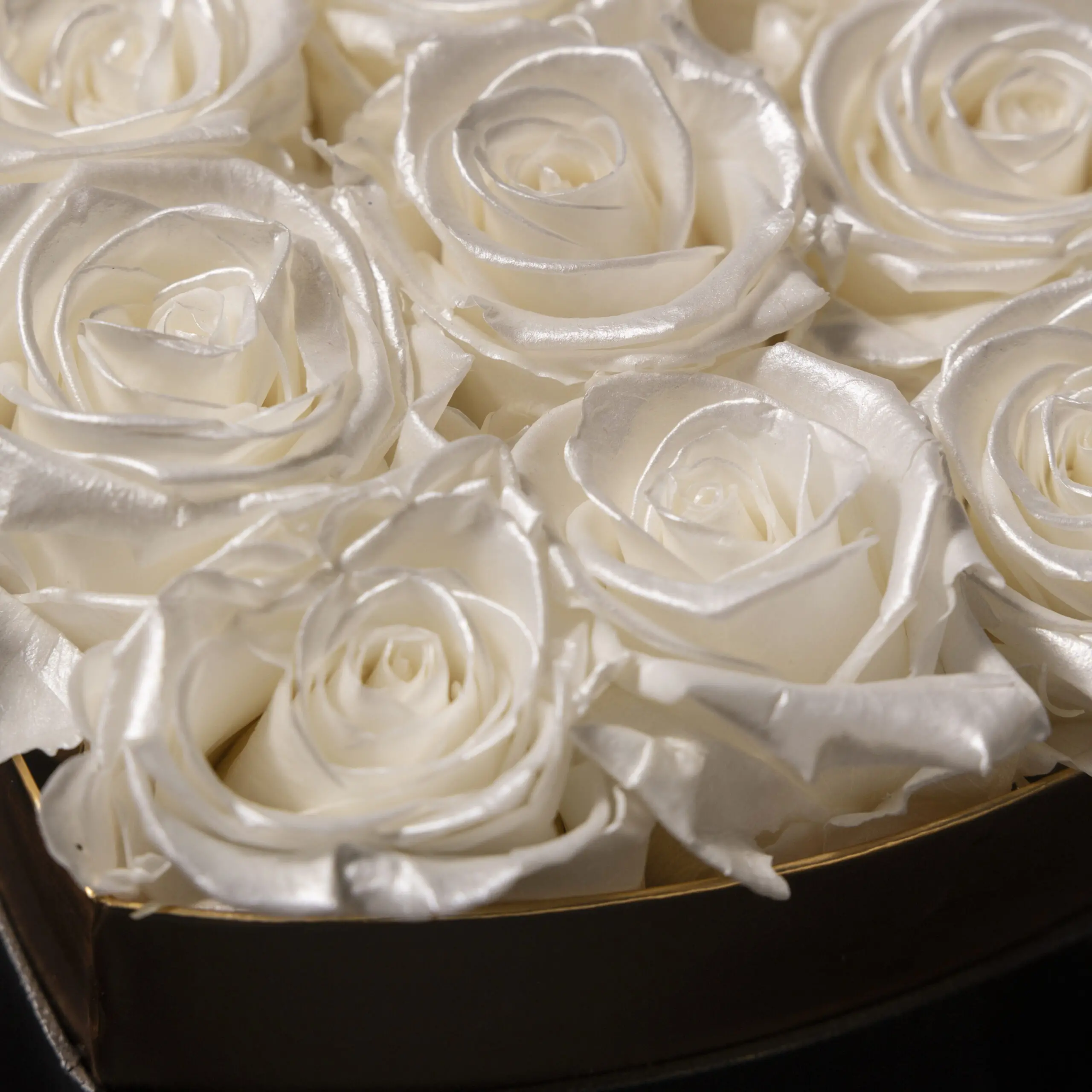 Sweet Box of Fresh Roses - White Pearl - Image 5