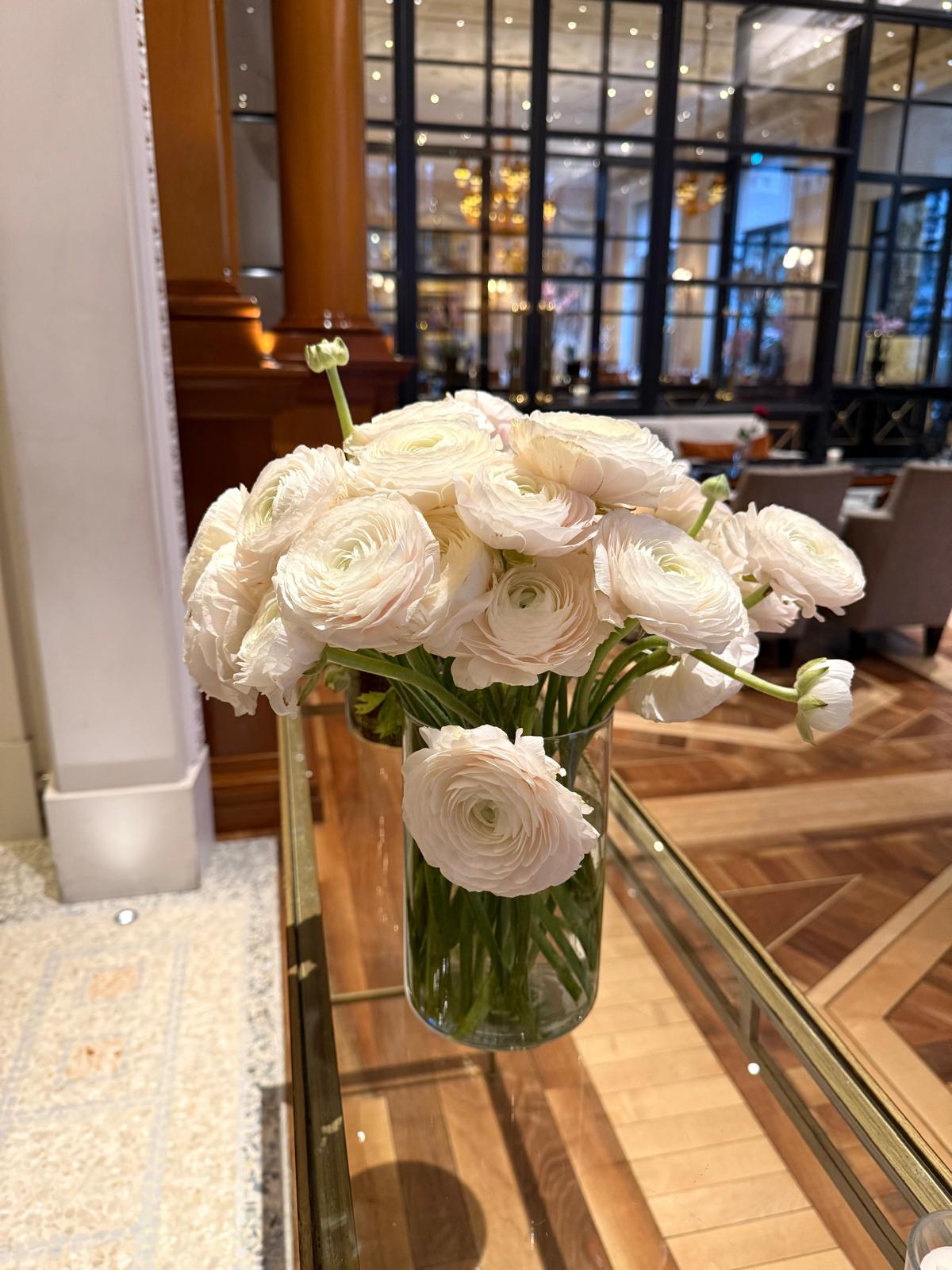 15 tallos de ranúnculos blancos