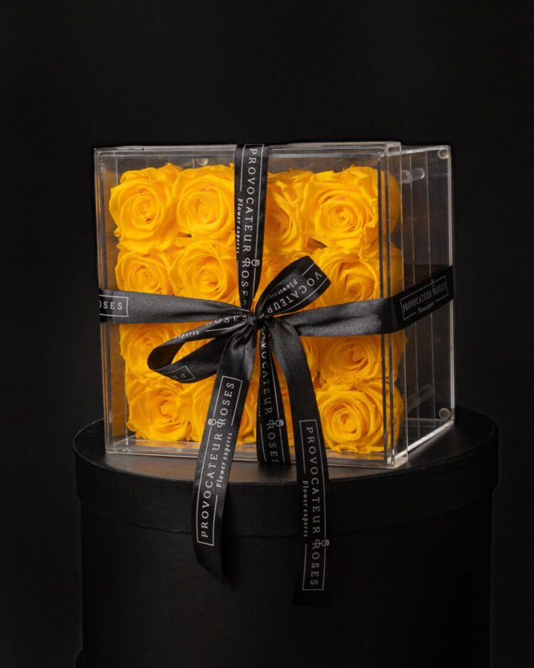 Caja Acrílica con 16 Rosas Preservadas Amarillas