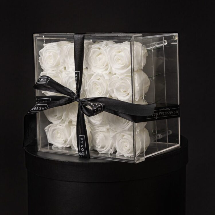 Caja Acrílica con 16 Rosas Preservadas Blancas