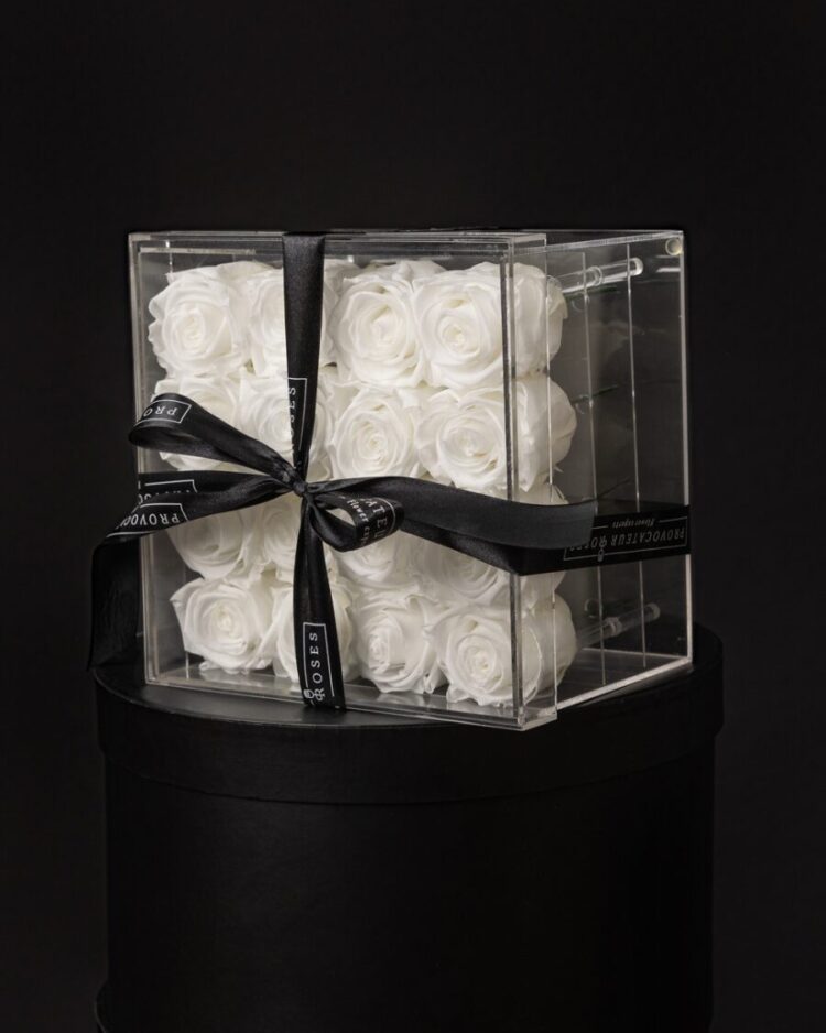 Caja Acrílica con 16 Rosas Preservadas Blancas