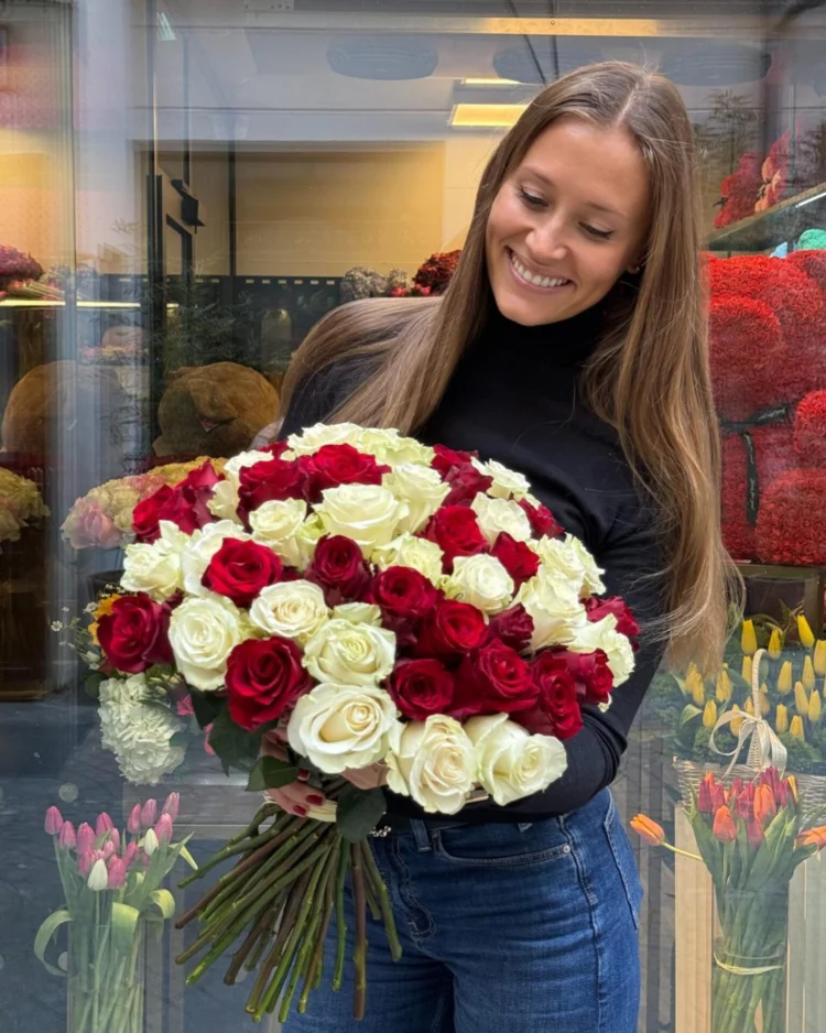 Двухцветный букет из 50 роз