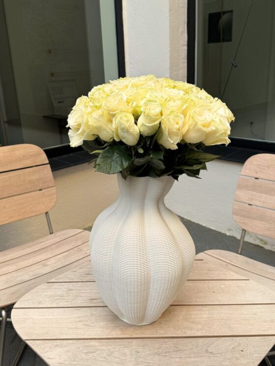 Jarrón Premium de Cerámica con 50 Rosas Blancas