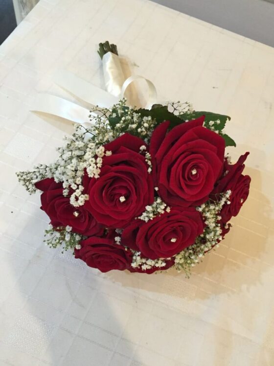 12 Rosas Rojas con Paniculata y lazo
