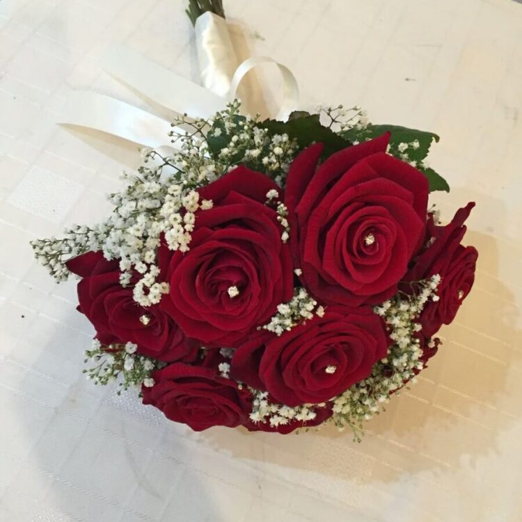 12 Rosas Rojas con Paniculata y lazo