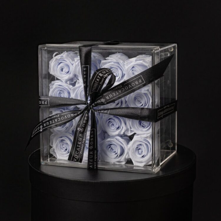 Caja Acrílica con 16 Rosas Preservadas Lilas