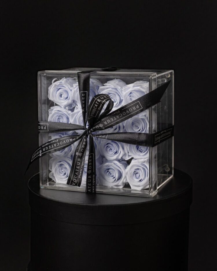 Caja Acrílica con 16 Rosas Preservadas Lilas