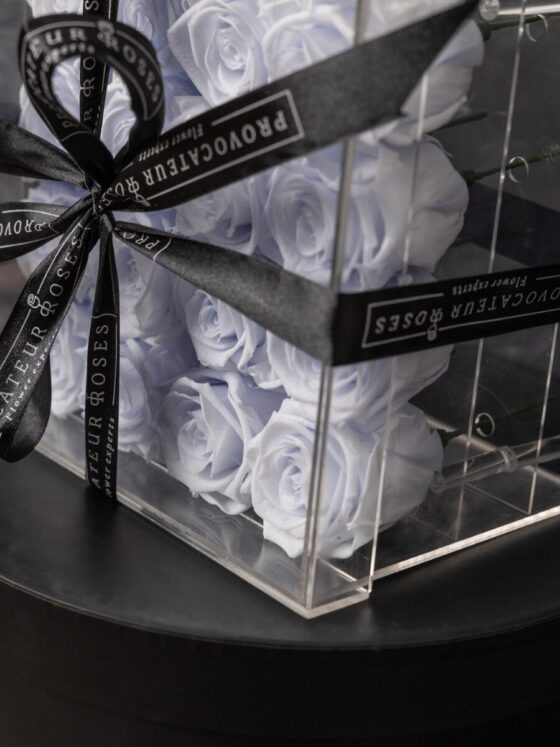 Caja Acrílica con 16 Rosas Preservadas Lilas - Imagen 2