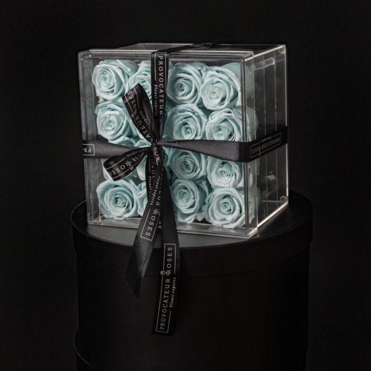 Caja Acrílica con 16 Rosas Preservadas Tiffany
