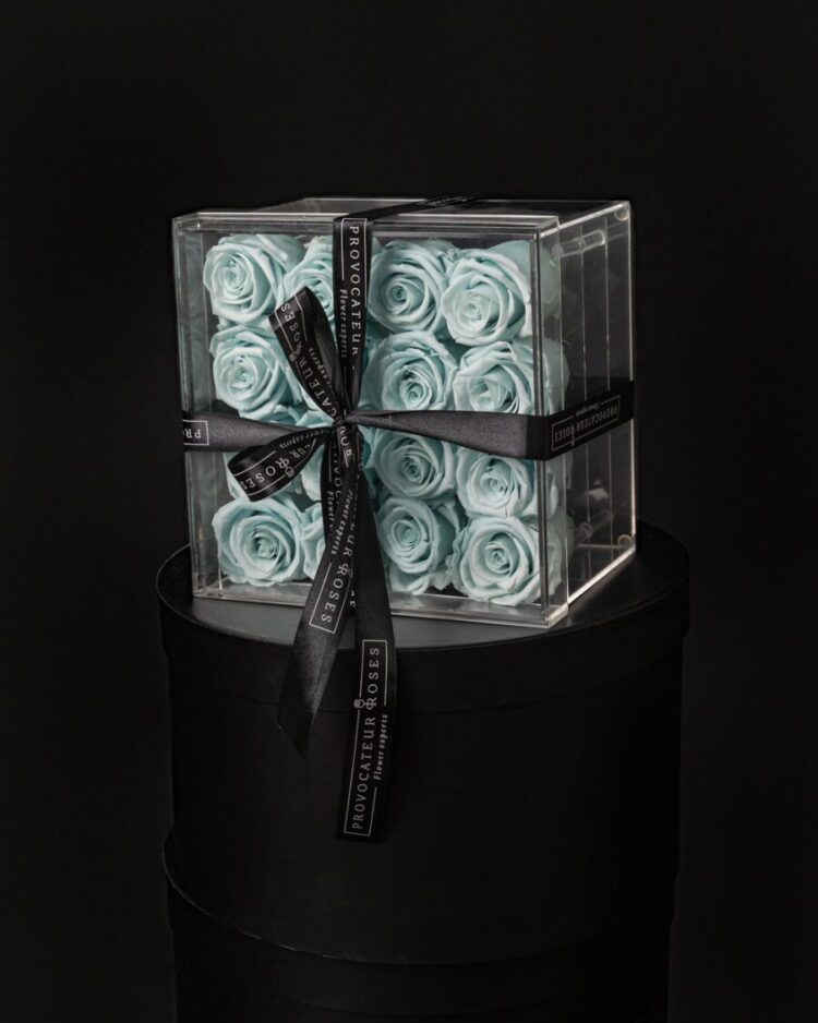 Caja Acrílica con 16 Rosas Preservadas Tiffany