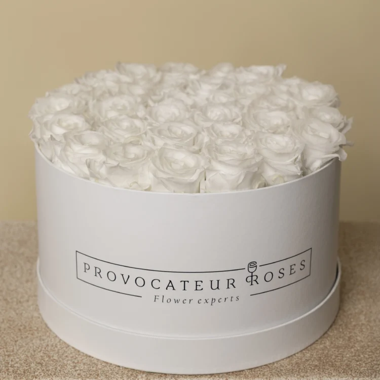 Round box of preserved roses puree white
