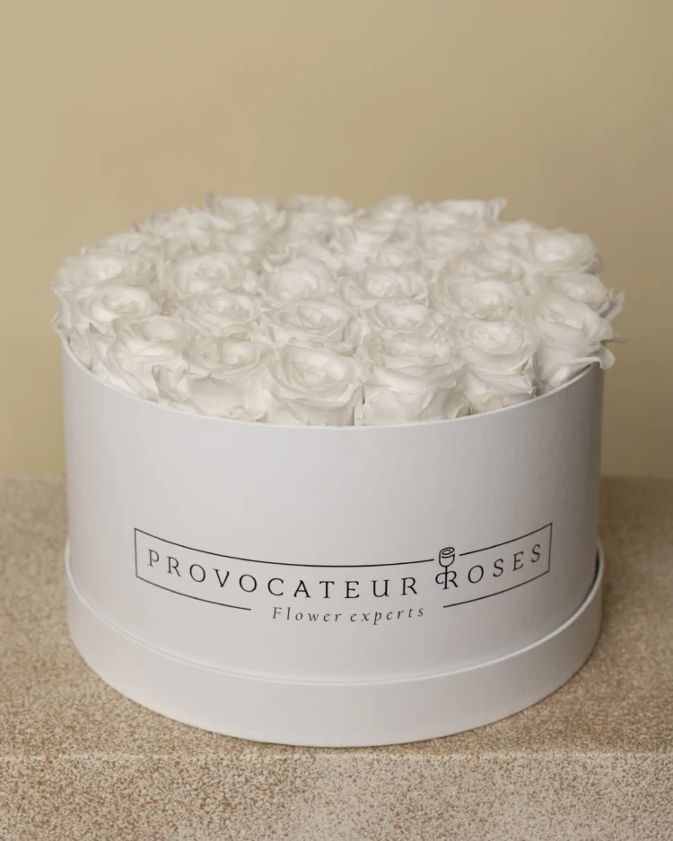 Round box of preserved roses puree white