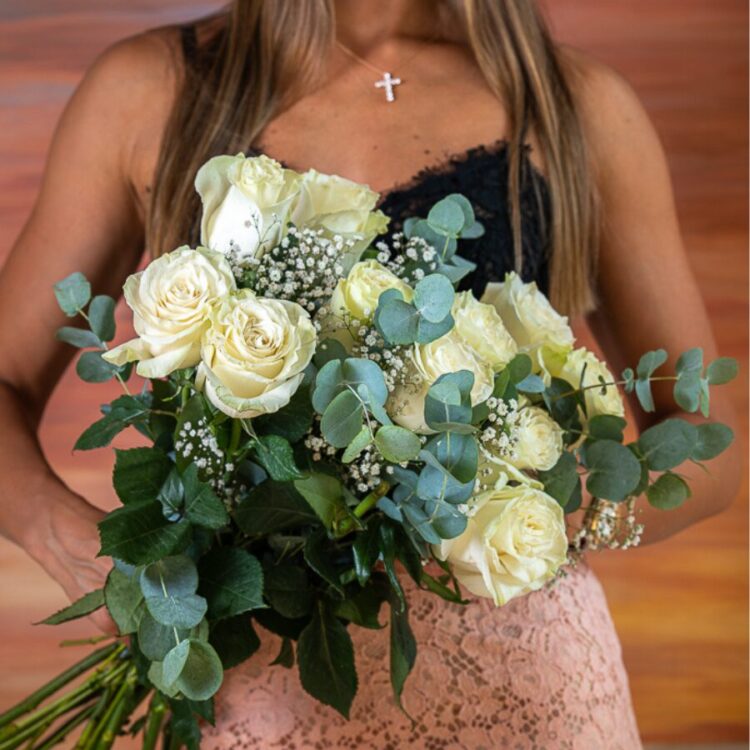 Ramo de 12 Rosas Blancas Variadas